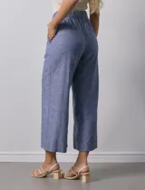 Pantalón crop de lino color azul con pretina trasera elastizada y bolsillos delanteros.