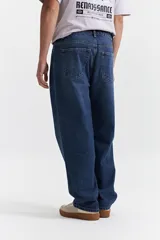 Pantalón de jean celeste de corte amplio, estilo baggy, con tiro medio y presillas para cinturón.