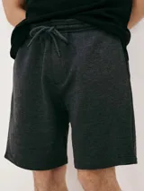 Bermuda deportiva color gris con cintura elástica y cordón ajustable.