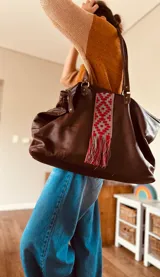 Bolso maxi de cuero color chocolate con detalle de faja de gaucho y herrajes de alta calidad.