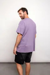 Remera violeta de corte holgado con estampado en el pecho que dice "Focus The Young Community".
