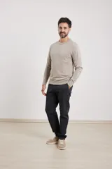 Pantalón chino slim, en color marrón, confeccionado en tejido premium con elastano para mayor flexibilidad.