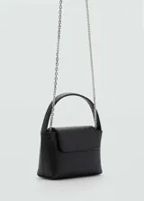 Bolso negro con textura de piel de avestruz, forro interior, asa corta y cierre de imán.