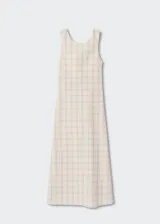 Vestido largo de algodón con estampado a cuadros en tonos beige, rojo y azul. Diseño evasé, cuello redondo y sin mangas.