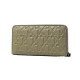 Billetera grande color verde militar con cierre de cremallera y correa de mano extraíble. Presenta un diseño acolchado con el logo de la marca grabado en relieve.