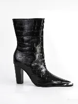 Bota corta de cuero negro con estampado de cocodrilo, taco cuadrado y punta fina con aplique metálico.