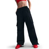 Pantalón de mujer Nike Sportswear negro, de corte ancho y tiro alto, con cintura elástica ajustable con cordón, bolsillos laterales y bolsillo cargo con logo bordado en la pierna izquierda.