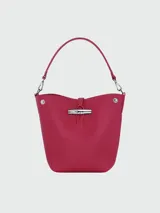 Bolso bandolera Longchamp modelo Le Roseau, color fucsia, con correa fina ajustable y cierre con broche metálico.