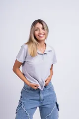 Chomba negra de corte ajustado, con cuello polo y logo bordado en el pecho.