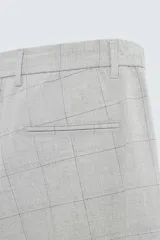 Pantalón largo de vestir gris claro con estampado de cuadros, corte slim fit y cintura elástica. Confeccionado en tejido con alta elasticidad, bolsillos frontales y cierre frontal con cremallera y botón.