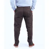 Pantalón de vestir azul marino, de corte recto, con bolsillos laterales y traseros. Se ajusta a la cintura con cinturón de cuero marrón. Tiene un cierre con botones en el tobillo.