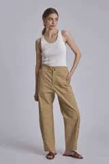 Blusa blanca de punto con cuello redondo y mangas cortas.