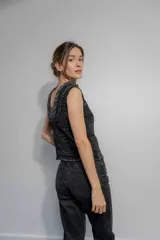 Musculosa azul marino tejida en hilo de algodón con trenza en el escote y espalda baja.