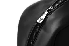 Neceser negro rectangular con cierre superior y logo de la marca en el frente.