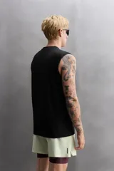 Musculosa deportiva blanca de tejido ligero y elástico con zonas perforadas para mayor transpirabilidad.