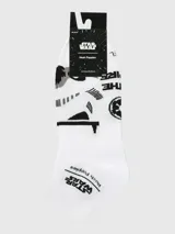 Calcetines cortos blancos con diseño gráfico del casco de un Stormtrooper de Star Wars y logos de Star Wars y Hush Puppies en el tobillo.