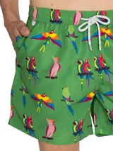 Short de baño verde con estampado de loros de colores, cintura elástica y cordón ajustable.