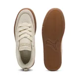 Championes Puma Park Lifestyle OG, color crema con detalles en gamuza color beige y suela marrón.