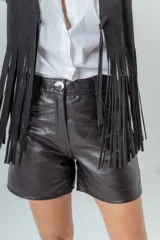 Short de cuero negro con cintura alta, cierre frontal con botón y bolsillos laterales.