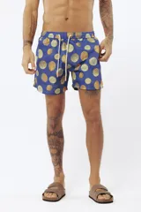 Short de baño con estampado de hojas de palmera en tonos beige, verde y naranja.