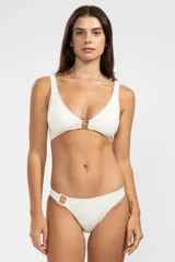 Top de bikini estilo pullover confeccionado en tejido de efecto húmedo con textura de serpiente tonal. Diseñado para brindar excelente soporte y un calce favorecedor, cuenta con copas removibles y detalle cuadrado metálico color oro rosado.