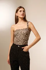 Body de poliéster con estampado animal print, cuello asimétrico y bretel ancho.