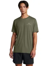 Remera deportiva verde militar de manga corta, con logo de Under Armour estampado en el pecho.
