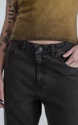 Pantalón de denim negro con calce wide leg y cinco bolsillos. Confeccionado en Argentina con algodón 100% de tejido plano. Diseño sin género.