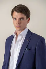 Saco de vestir celeste con diseño espigado, confeccionado en lino, corte slim fit y medio forro.