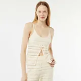 Top de croché color beige con tirantes finos y abertura frontal con lazo.