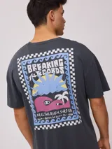 Remera gris de hombre con estampado en la espalda con un diseño de estilo surf. Corte oversized y confeccionada en algodón.