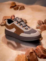Zapatillas urbanas Hush Puppies edición limitada de Star Wars, inspiradas en Luke Skywalker. Diseño en tonos arena, beige, gris y marrón, con detalles en cuero y descarne.