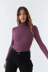 Polera manga larga color morado con cuello alto.