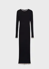 Vestido midi negro de punto fino acanalado, corte ajustado, cuello redondo y manga larga con ribetes en color crema en cuello y puños.