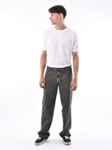 Pantalón de jean negro de corte recto y estilo relajado.