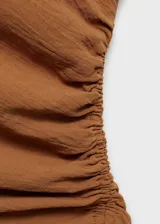 Top color ladrillo con detalle fruncido en un hombro, manga corta, cuello drapeado y diseño entallado.