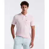 Polo rosa claro con cuello clásico, tapeta de dos botones, bolsillo de parche en el pecho con logo bordado de pingüino y ribete blanco en cuello y mangas.
