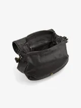 Cartera bandolera de cuero color marrón oscuro con solapa tramada y asa regulable.
