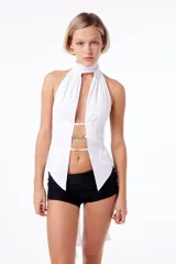 Top blanco de poplín con cuello halter y abertura en el pecho. Se ata en el cuello y la espalda con tiras finas.