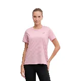 Camiseta deportiva New Balance color rosa con logo pequeño en el pecho.
