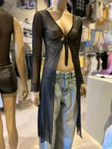 Top de manga larga de red transparente color negro, con escote en V y lazo frontal para atar.