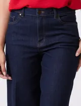 Jean wide leg de tiro alto, color azul oscuro, con pierna ancha, pretina con pasadores, botón y cierre. Cuenta con bolsillos delanteros y traseros.