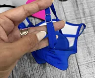 Corpiño de bikini con aro y moldeado, con tirantes finos ajustables. Se muestra en cuatro colores: rojo, lila, fucsia y azul eléctrico.