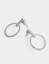 Par de aros colgantes dorados con forma de círculo y barra vertical en la parte superior.