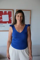 Musculosa de tejido punto color azul francia, con escote en V y volados en los hombros.