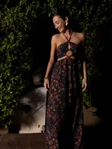 Vestido largo con estampado paisley en tonos tierra y azules, con top halter y cut-outs laterales. La falda es holgada y tiene elástico en la cintura.