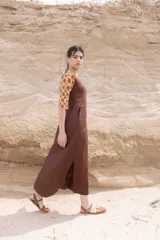 Vestido largo color bordó con mangas 3/4 con estampado de círculos color marrón y ocre.