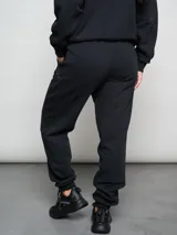Pantalón de jogging negro de corte holgado, con cintura elástica ajustable con cordón y bolsillos laterales.