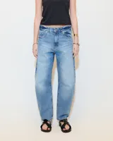 Jean celeste de fit relajado con pinzas a la altura de la rodilla que le dan un corte levemente barrel. Tiene cartera con cierre metálico y botón Naum niquel. Bolsillos laterales con remache metálico en delantero. En la espalda, tiene 2 bolsillos plaque. Tiro medio. Lavado stone.