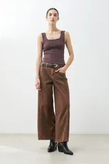 Top de morado oscuro de canalé con escote cuadrado y breteles anchos.